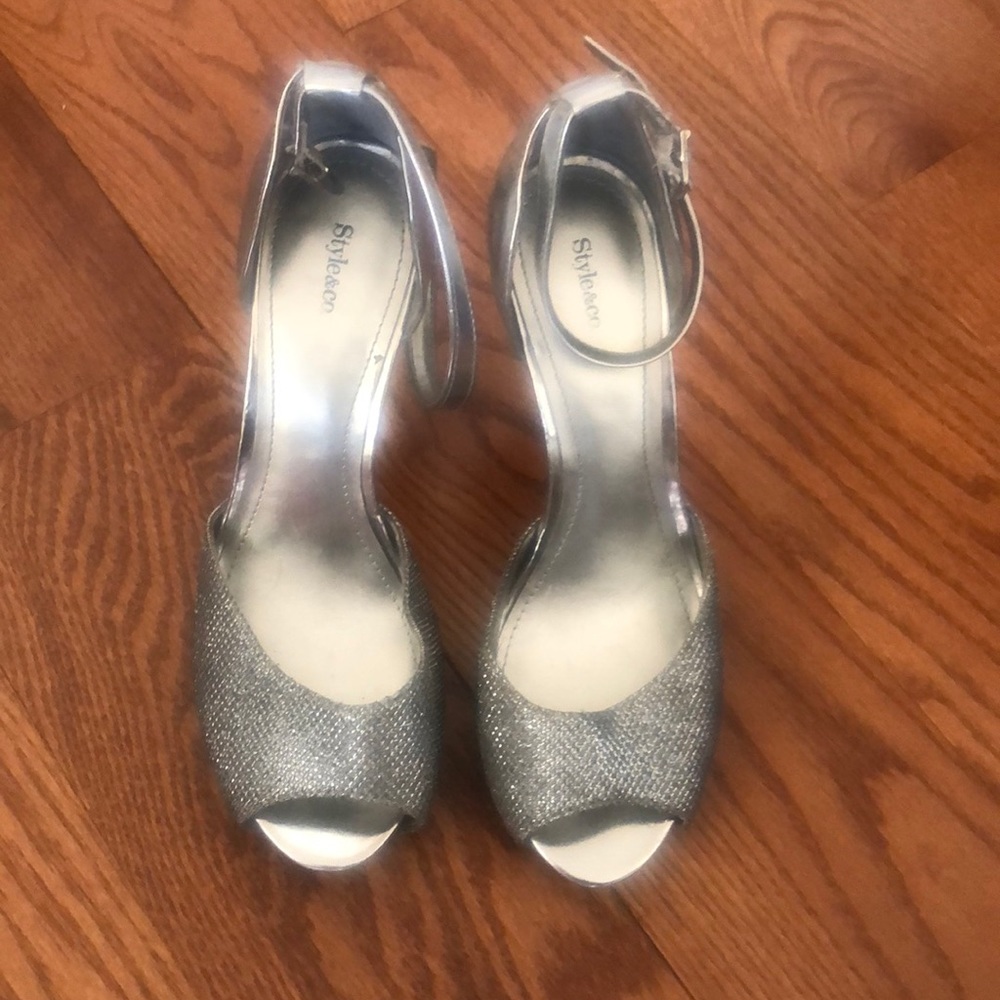 Style and co pumps